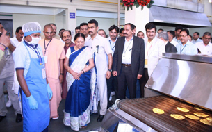 Gujarat Chief Minister Anandiben Patel inaugurates Surat kitchen