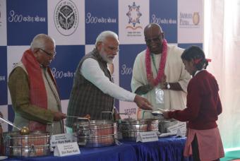Shri Narendra Modi, Prime Minister of India, serves the 3 BILLIONTH MEAL