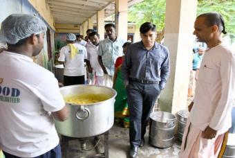 Mr S Suhas, District Collector, Alappuzha, on a tour of our cooking operations