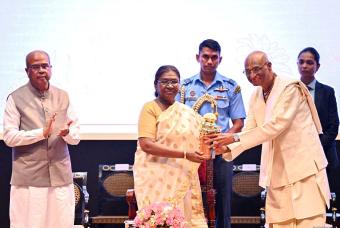 Madhu Pandit Dasa, the Chairman and Founder of Akshaya Patra, presenting a souvenir to The Hon’ble President of India
