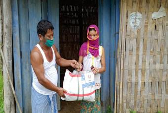 Families receive grocery kits