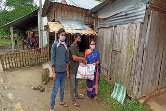 Families receive grocery kits
