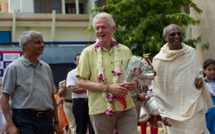 Clinton is taken on a tour of the school by Madhu Pandit Dasa, Chairman, Akshaya Patra Foundation and Gururaj Deshpande, Board Chairman, The Akshaya Patra Foundation, USA. Photo credit: Clinton Foundation/ Barbara Kinney