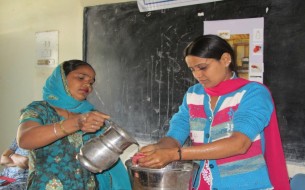 Cook-cum-helpers in Haryana learn how to wash their hands thoroughly prior to cooking