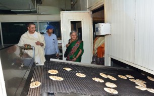 Sudha Murthy inspecting the operations at the Jaipur kitchen  